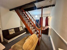 Spacious Four-bedroom House With Garden in Wembley