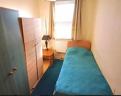Spacious Four-bedroom House With Garden in Wembley