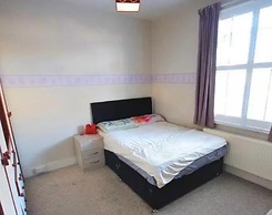 Spacious Four-bedroom House With Garden in Wembley