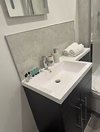 Bright & Cozy Hull Stay