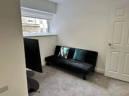 Bright & Cozy Hull Stay