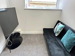 Bright & Cozy Hull Stay