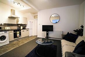 4 Bed House Sleeps 7-free Parking- Contractors