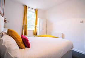 4 Bed House Sleeps 7-free Parking- Contractors