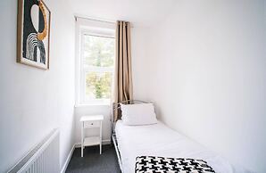 4 Bed House Sleeps 7-free Parking- Contractors