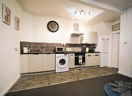 4 Bed House Sleeps 7-free Parking- Contractors