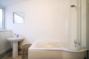 4 Bed House Sleeps 7-free Parking- Contractors