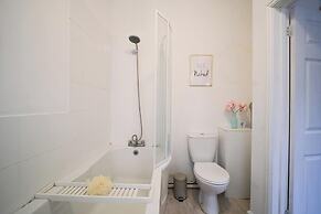 4 Bed House Sleeps 7-free Parking- Contractors