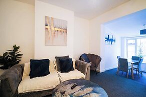 4 Bed House Sleeps 7-free Parking- Contractors