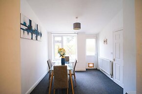 4 Bed House Sleeps 7-free Parking- Contractors