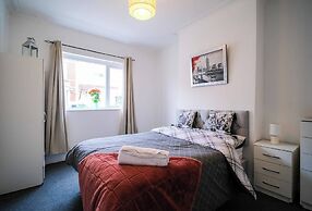 4 Bed House Sleeps 7-free Parking- Contractors