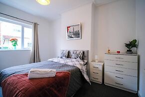 4 Bed House Sleeps 7-free Parking- Contractors