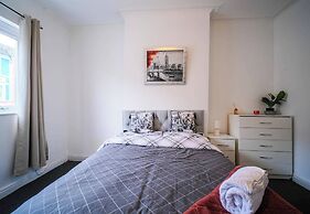 4 Bed House Sleeps 7-free Parking- Contractors