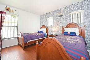 Beautiful 5 Bedroom Home With Large South-facing Pool