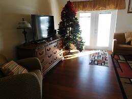 Spacious 6-bedroom Home in Hampton Lakes Perfect for Family Getaways!