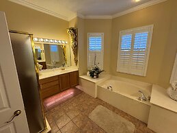 Southern Comfort on Hampton Lakes - The Ultimate Luxury Retreat!