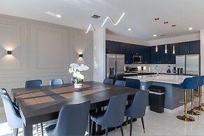 Sophisticated 9 Bedroom Close to Disney