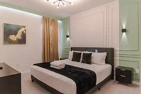 Sophisticated 9 Bedroom Close to Disney