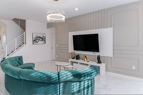 Sophisticated 9 Bedroom Close to Disney