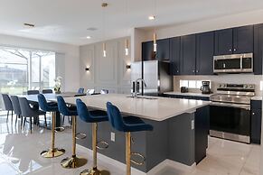 Sophisticated 9 Bedroom Close to Disney