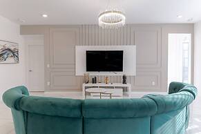 Sophisticated 9 Bedroom Close to Disney