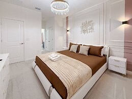 Sophisticated 9 Bedroom Close to Disney