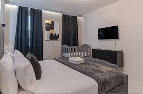 Sophisticated 9 Bedroom Close to Disney