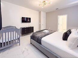 Sophisticated 9 Bedroom Close to Disney