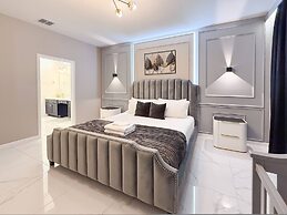 Sophisticated 9 Bedroom Close to Disney