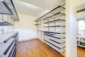 Mountain-view Deck: Group Getaway in Fleetwood