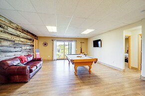 Mountain-view Deck: Group Getaway in Fleetwood