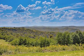 Dale Hollow Lake Views & Hot Tub: Tennessee Escape