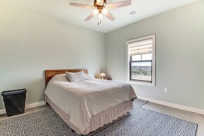 Family-friendly Apt w/ Lake Views in Ponca City!