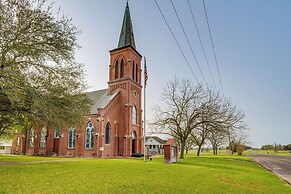 Furnished Deck + Views: Rural Schulenburg Retreat