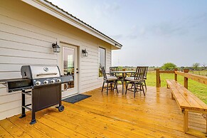 Furnished Deck + Views: Rural Schulenburg Retreat