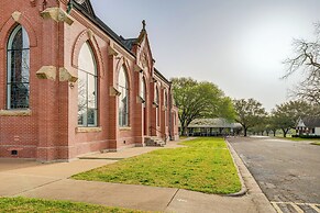 Furnished Deck + Views: Rural Schulenburg Retreat