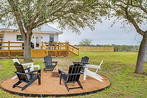 Furnished Deck + Views: Rural Schulenburg Retreat