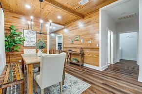 Furnished Deck + Views: Rural Schulenburg Retreat