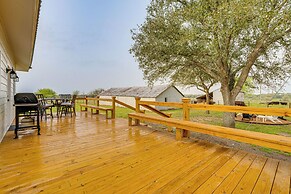 Furnished Deck + Views: Rural Schulenburg Retreat