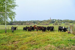 Furnished Deck + Views: Rural Schulenburg Retreat