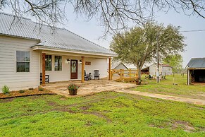 Furnished Deck + Views: Rural Schulenburg Retreat