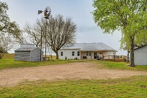 Furnished Deck + Views: Rural Schulenburg Retreat
