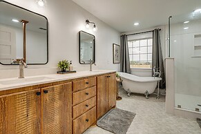 Furnished Deck + Views: Rural Schulenburg Retreat