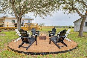 Furnished Deck + Views: Rural Schulenburg Retreat