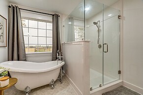 Furnished Deck + Views: Rural Schulenburg Retreat