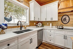 Furnished Deck + Views: Rural Schulenburg Retreat