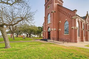 Furnished Deck + Views: Rural Schulenburg Retreat