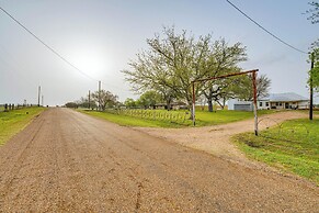 Furnished Deck + Views: Rural Schulenburg Retreat