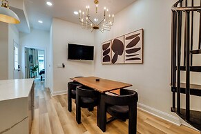 1 Mi to Dtwn: Hot Tub Haven in Richmond!