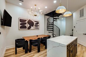 1 Mi to Dtwn: Hot Tub Haven in Richmond!